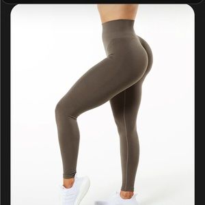 Mocha Alphalete Amplify size medium